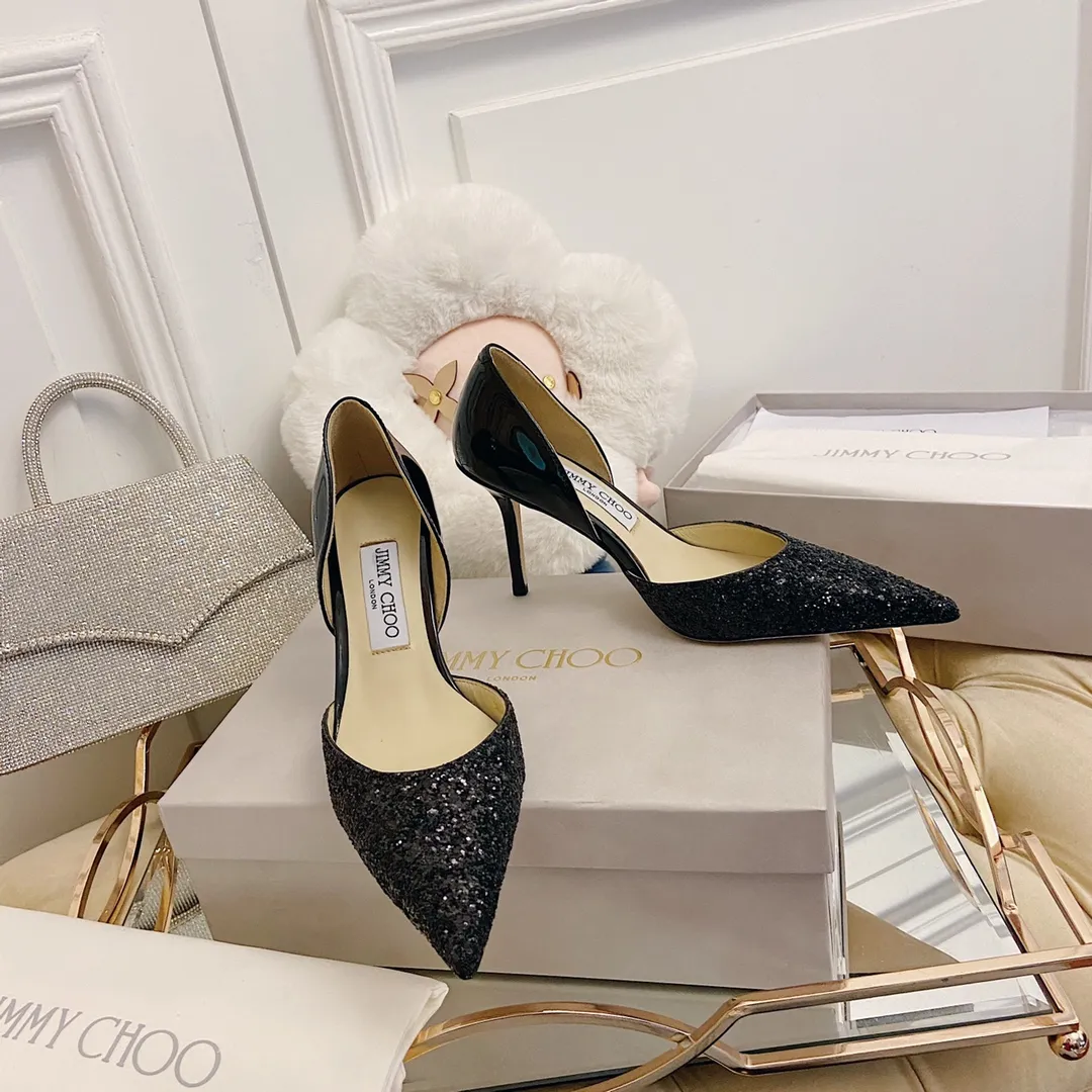 👟👟Ex-factory price 520👟👟 JIMMY CHOO A pair of high heels that can conquer all men👠Easy to wear and versatile, a must-have item for the annual meeting🥂Bilng Bilng is so beautiful that no one can take your breath away Material: Special Crete spliced cow patent leather ➰🍸Sheepskin lining Italian leather outsole Available in three colors: black, nude, silver Size: 34-42 With a height of 8cm, it is packaged simultaneously at the counter!